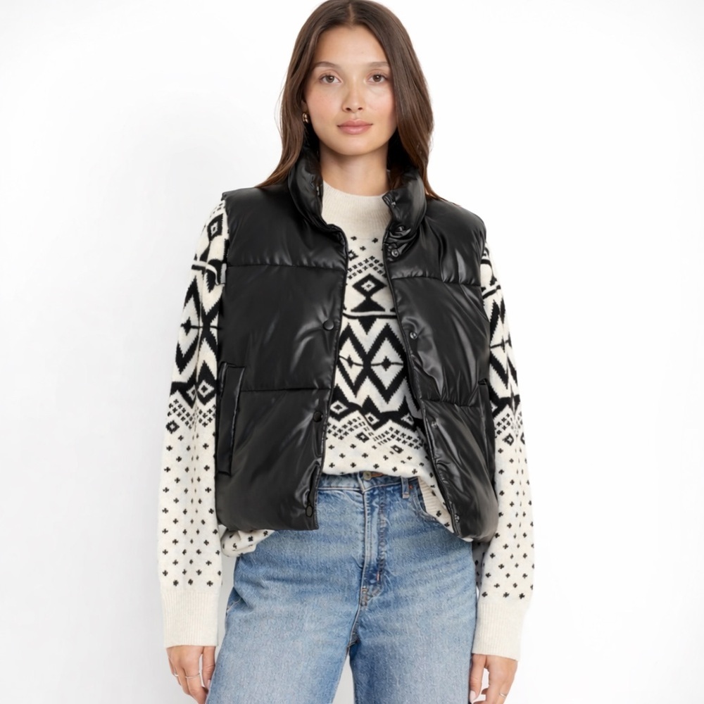 Old Navy Black Faux Leather Puffer Vest Vegan Streetwear Chic Modern Size M